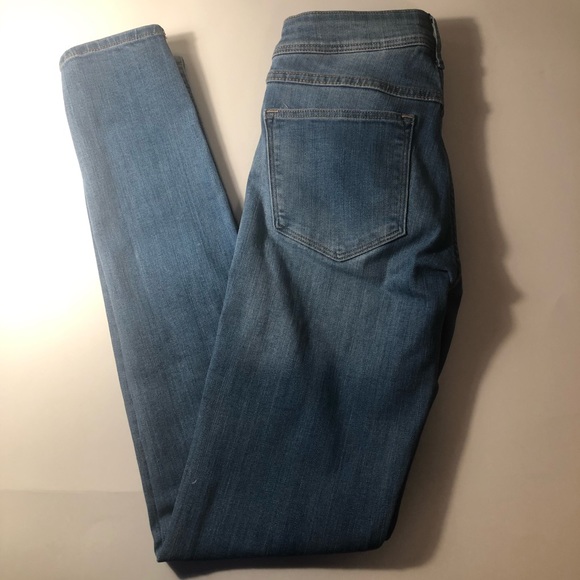 3/$15 H&M Light Wash Skinny Jeans - Picture 2 of 3